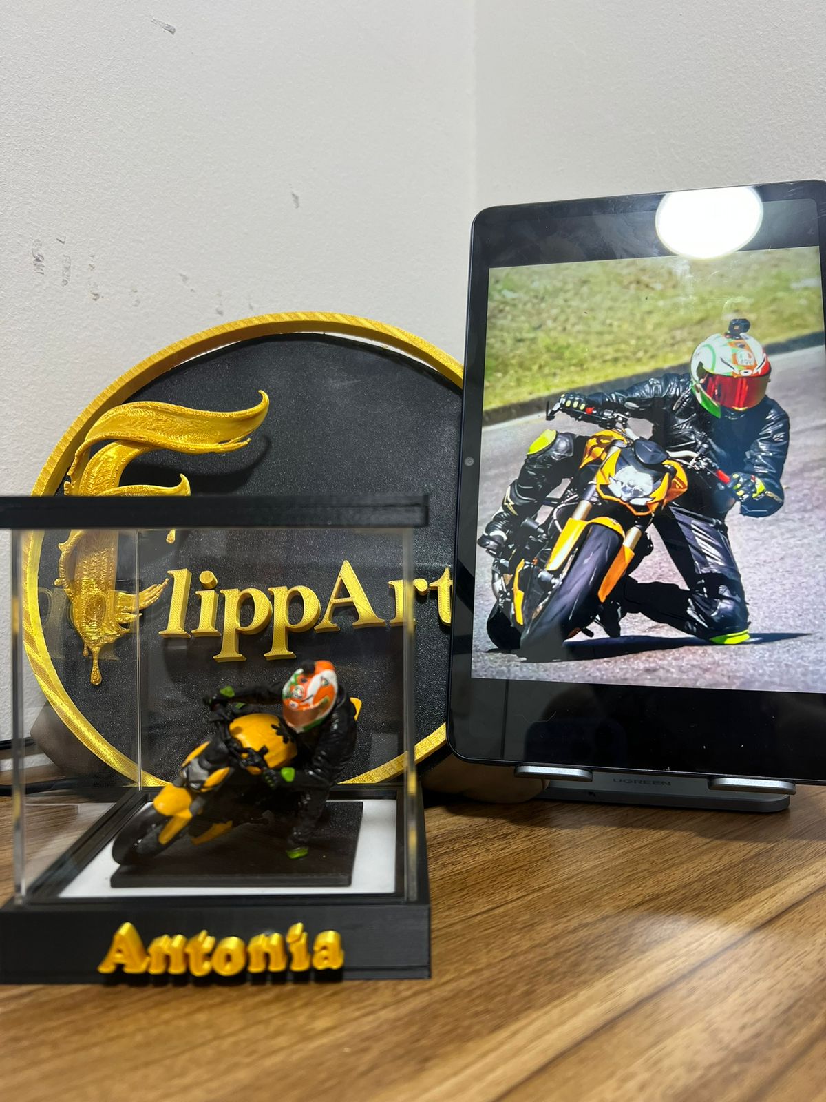 Detalle de figura personalizada en base acrílica iluminada